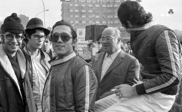 Rallye 2000 Virajes 1972, ante el Hotel Pedro III: Juan Manuel Blanco, Ricardo Antolín, Ignacio Lewin, Fernando Villaamil, Juan García de la Rasilla (Foto: José Luis Cortijos)